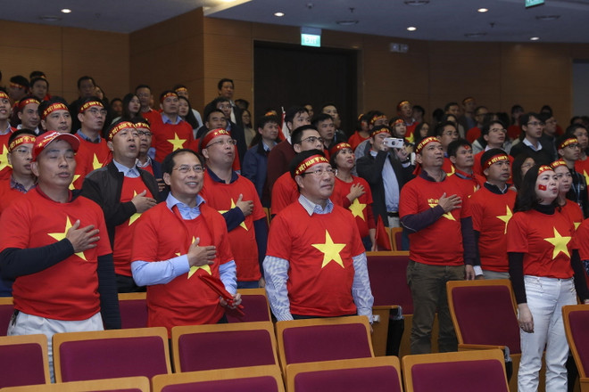 Cán bộ, nhân viên Ngoại giao cổ vũ U22 Việt Nam đá trận chung kết ảnh 3