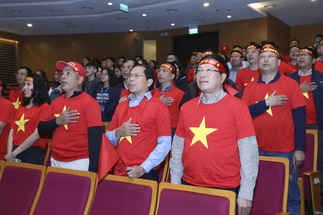 Cán bộ, nhân viên Ngoại giao cổ vũ U22 Việt Nam đá trận chung kết ảnh 2