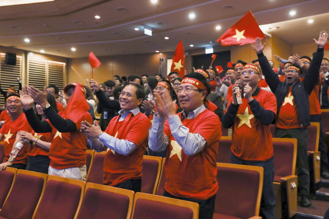 Cán bộ, nhân viên Ngoại giao cổ vũ U22 Việt Nam đá trận chung kết ảnh 4