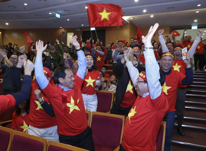 Cán bộ, nhân viên Ngoại giao cổ vũ U22 Việt Nam đá trận chung kết ảnh 5