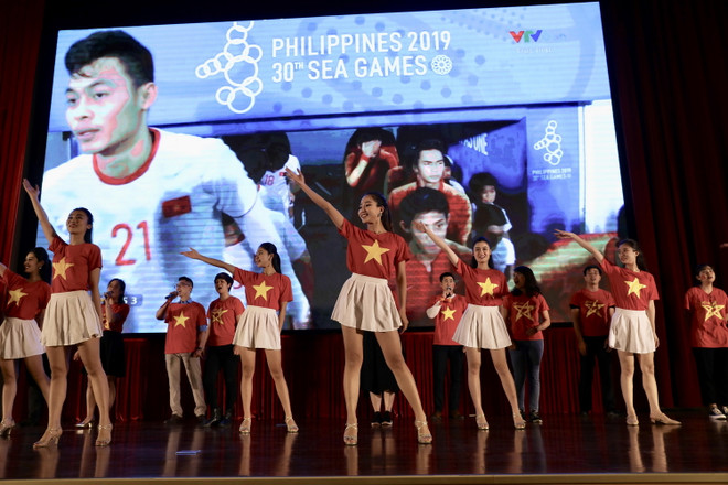 Cán bộ, nhân viên Ngoại giao cổ vũ U22 Việt Nam đá trận chung kết ảnh 1