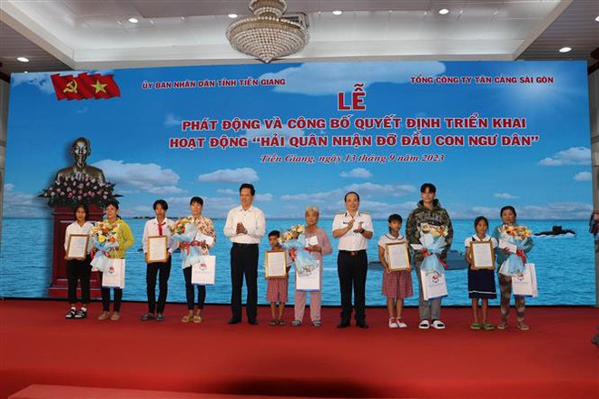 Quân chủng Hải quân nhận đỡ đầu con ngư dân mồ côi tỉnh Tiền Giang ảnh 1