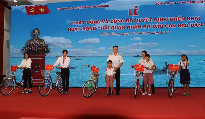 Quân chủng Hải quân nhận đỡ đầu con ngư dân mồ côi tỉnh Tiền Giang ảnh 3