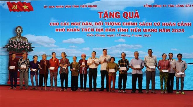 Quân chủng Hải quân nhận đỡ đầu con ngư dân mồ côi tỉnh Tiền Giang ảnh 2