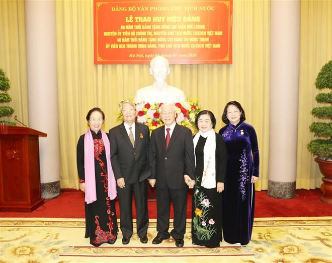 Trao tặng huy hiệu Đảng cho lãnh đạo và nguyên lãnh đạo nhà nước ảnh 1