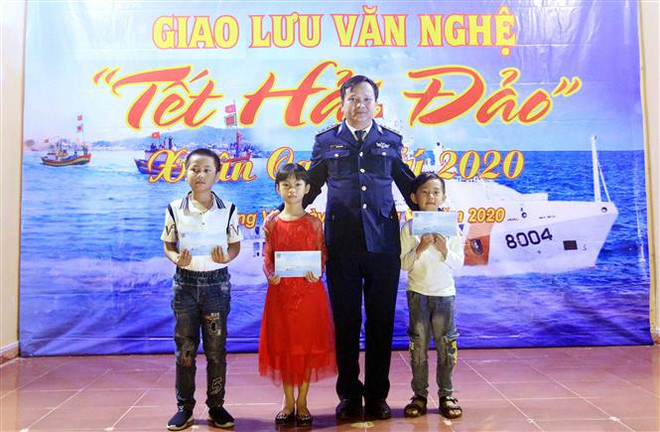 Bộ Tư lệnh Vùng Cảnh sát biển 1 chúc Tết ở đảo Bạch Long Vĩ ảnh 2