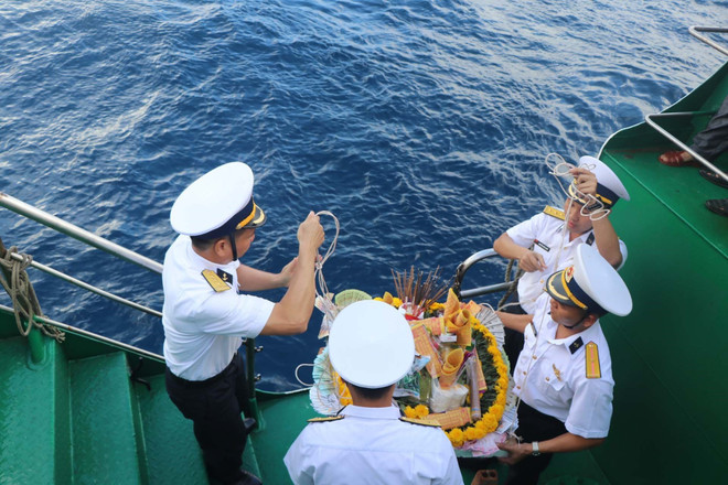 Lễ tưởng niệm các liệt sỹ hy sinh tại Trường Sa trên boong tàu 561 ảnh 3