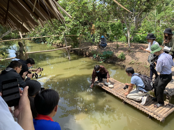Giới thiệu sản phẩm du lịch sinh thái tại Cồn Sơn. (Ảnh: Ánh Tuyết/TTXVN) ttxvn_0706_du lich can tho (3).jpg