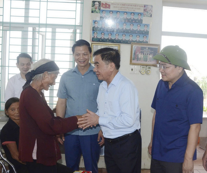 Chủ nhiệm Ủy ban Kiểm tra Trung ương Trần Cẩm Tú động viên nhân dân xã Cao Đức, huyện Gia Bình. (Ảnh: Thanh Thương/TTXVN) ttxvn_+ong Tran cam Tu tham Bac Ninh1.jpg