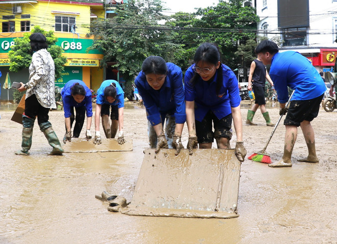 Đoàn thanh niên, thanh niên xung phong được huy động hỗ trợ dọn bùn, giúp người dân thành phố Yên Bái sớm ổn định cuộc sống sau đợt lũ. (Ảnh: Tuấn Anh/TTXVN) ttxvn_yen bai don ve sinh sau bao1.jpg