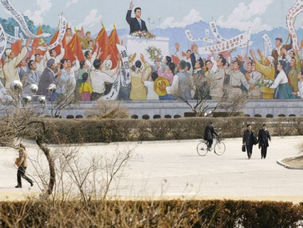 Một trong những bức tranh về lãnh tụ Kim Jong Il sẽ được trưng bày tại bảo tàng. (Ảnh: AFP) Triều Tiên đầu tư 150 triệu USD mở bảo tàng tại Campuchia ảnh 1