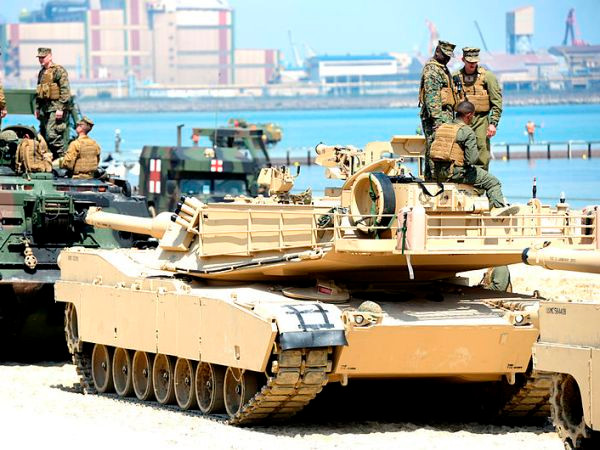 Xe tăng M1A1 Abrams của quân đội Mỹ trong cuộc tập trận hồi tháng 4/2013 tại Pohang, Hàn Quốc. (Ảnh: wikimedia.org) Mỹ điều động một tiểu đoàn thiết giáp tới Hàn Quốc ảnh 1