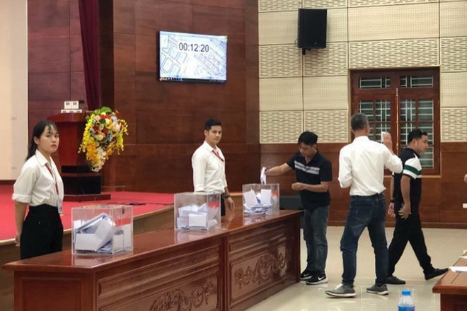 Khách hàng nộp Phiếu trả giá vào hòm phiếu theo đúng quy định của đơn vị tổ chức. (Ảnh: Minh Nghĩa/TTXVN) ttxvn_2908_dau gia dat hn.jpg
