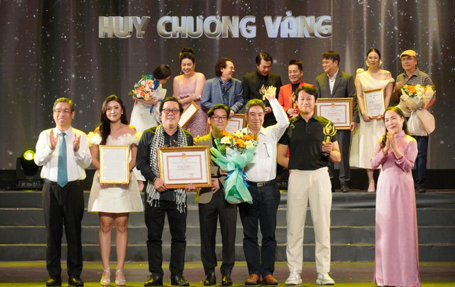 ttxvn_lien hoan san khau (1).jpg