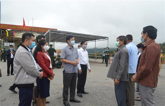 Lãnh đạo hai tỉnh Quảng Trị và Salavan trao đổi với nhau về công tác phòng, chống dịch COVID-19. (Ảnh: Nguyên Lý/TTXVN) Phối hợp phòng, chống dịch COVID-19 trên tuyến biên giới Việt-Lào ảnh 1