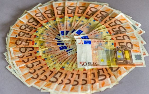 Nợ công của Pháp lần đầu tiên vượt qua ngưỡng 2.000 tỷ euro ảnh 1