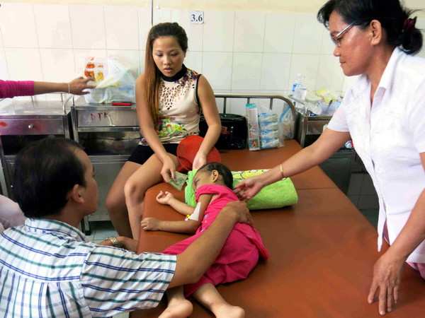 Vụ bé 4 tuổi bị bạo hành: Quyền nuôi dưỡng thuộc về cha đẻ ảnh 1