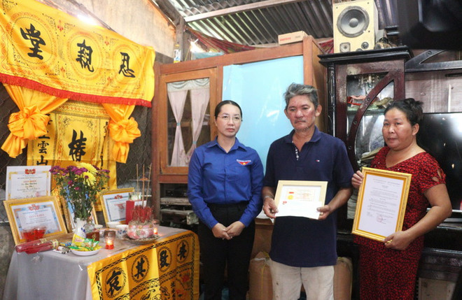 Truy tặng Huy hiệu "Tuổi trẻ dũng cảm" cho học sinh cứu người ảnh 1