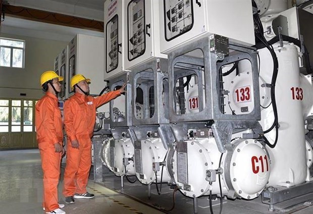 Công nhân Công ty Lưới điện cao thế Hà Nội kiểm tra thiết bị GIS tại trạm 110kV công viên Thống Nhất. (Ảnh: TTXVN phát) Điện lực miền Bắc có nhiều giải pháp tăng hiệu quả chăm sóc khách hàng ảnh 1