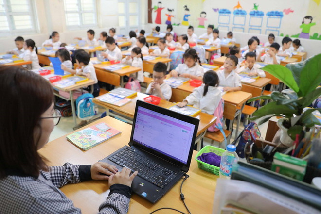 Cô và trò Trường Tiểu học Tân Định, quận Hoàng Mai, Hà Nội, trong một giờ học. (Ảnh: Thanh Tùng/TTXVN) Hà Nội: Thông tin "bắt cóc trẻ em" ở quận Hoàng Mai là không đúng ảnh 1