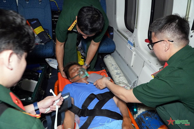 Đưa ngư dân bị giảm áp do lặn sâu từ Trường Sa về đất liền điều trị ảnh 1