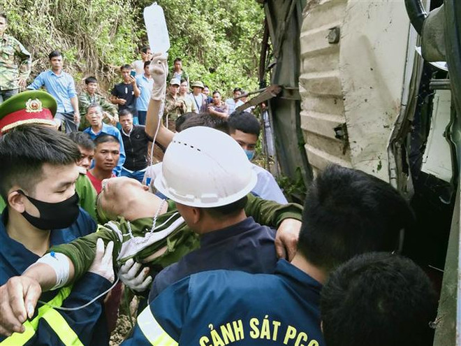 Sơn La: Xe tải chở trâu mất lái khi đổ đèo Chiềng Đông, lao vào taluy ảnh 2