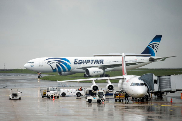 Pháp hỗ trợ Ai Cập điều tra vụ máy bay EgyptAir mất tích ảnh 1
