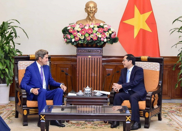 Bộ trưởng Ngoại giao Bùi Thanh Sơn tiếp ông John Kerry, Đặc phái viên của Tổng thống Mỹ về biến đổi khí hậu. (Ảnh: TTXVN phát) Việt Nam cam kết đóng góp cho nỗ lực toàn cầu ứng phó biến đổi khí hậu ảnh 1