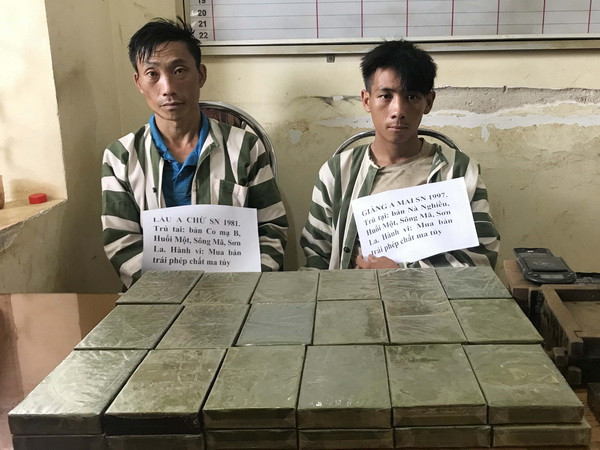 Công an Sơn La bắt hai người mang theo hàng chục bánh heroin ảnh 1