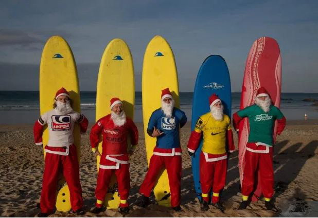 Ông già Noel tại Mỹ thi lướt sóng để gây quỹ từ thiện ảnh 1