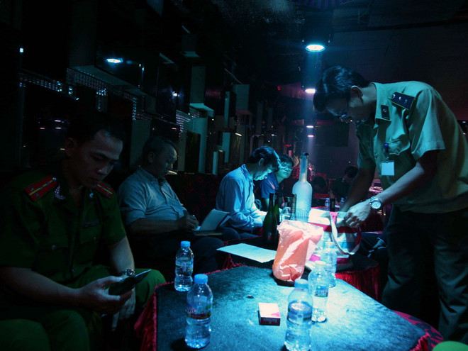 TP.HCM: Đột kích hai quán bar, phát hiện nhiều đối tượng dùng ma túy ảnh 1