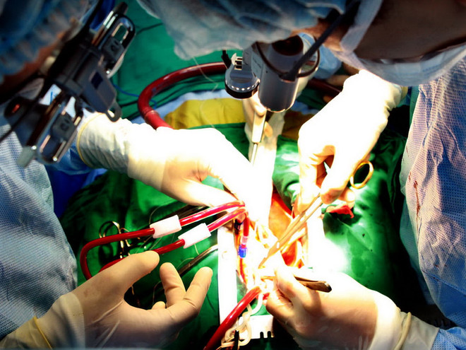 Bệnh viện Nhi Đồng Nai cứu sống bé sơ sinh bị hở thành bụng ảnh 1