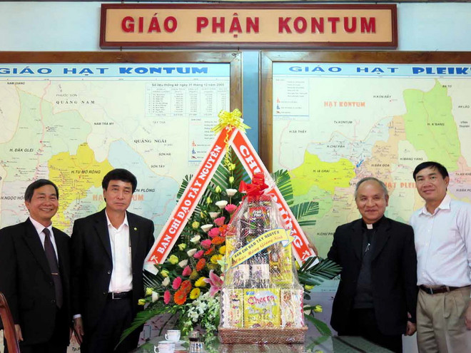 Ban Chỉ đạo Tây Nguyên thăm và chúc mừng Giáng sinh ở Kon Tum ảnh 1