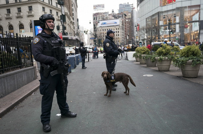 Cảnh sát tuần tra trên đường phố New York của Mỹ. (Ảnh: AFP/TTXVN) New York siết chặt an ninh ở Quảng trường Thời đại trong đêm Giao thừa ảnh 1