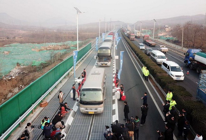 Trung Quốc thử nghiệm đường cao tốc năng lượng Mặt Trời ảnh 1