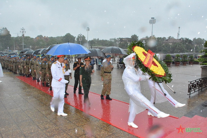 Đội Công binh số 1 và Bệnh viện dã chiến cấp 2 số 4 báo công dâng Bác ảnh 1