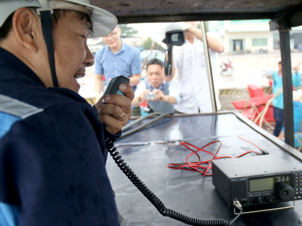 Tặng thiết bị thông tin liên lạc cho các chủ tàu cá tại Trà Vinh ảnh 1
