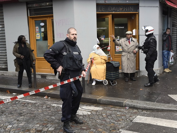 Kẻ tấn công đồn cảnh sát ở Paris từng nộp đơn tị nạn ở Thụy Sĩ ảnh 1
