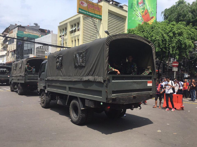 Một cảnh sát thiệt mạng trong vụ nổ bom tại trung tâm thủ đô Jakarta ảnh 1