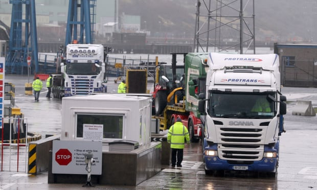 Xe tải rời cảng Larne ở Bắc Ireland. (Nguồn: PA) EU từ chối đề nghị của Anh về đàm phán lại Nghị định thư Bắc Ireland ảnh 1