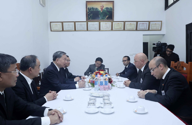 Chủ tịch nước Tô Lâm tiếp Bộ trưởng Bộ Cựu chiến binh và Người có công Algeria Laid Rebiga. (Ảnh: Nhan Sáng/TTXVN) ttxvn_2507_chu tich nuoc tiep (4).jpg