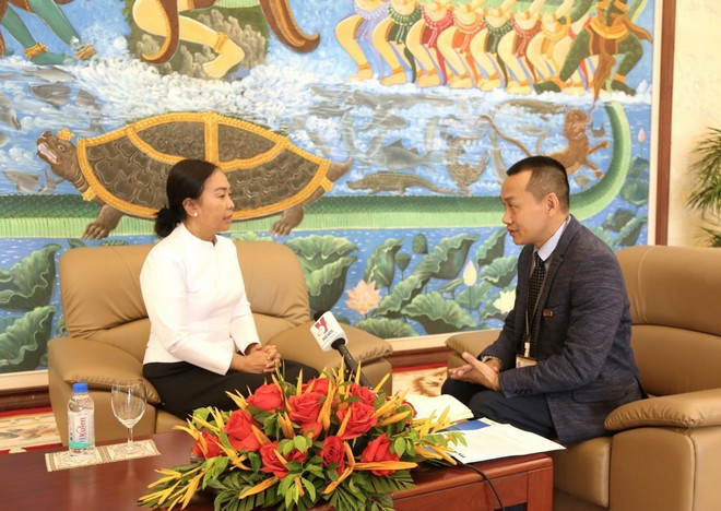 Trao đổi với phóng viên TTXVN tại Phnom Penh, bà Chey Beaupha gọi Tổng Bí thư Nguyễn Phú Trọng là “Bác Trọng” với tình cảm kính yêu, xúc động. (Ảnh: Hoàng Minh/TTXVN) ttxvn_2507_Chey Beaupha (1).jpg