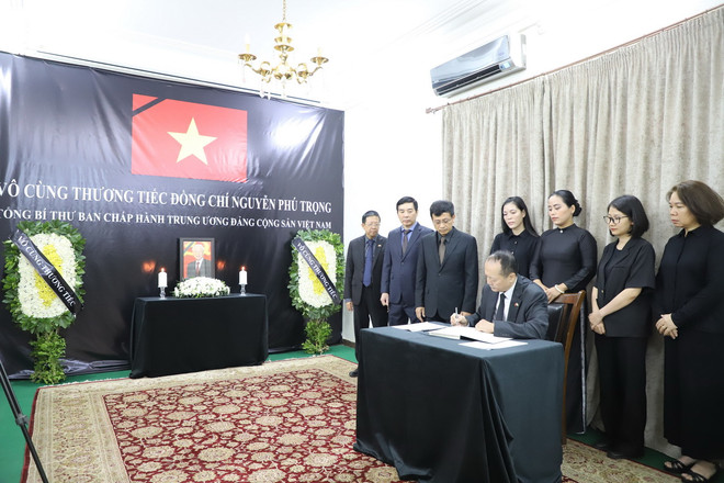 Đại sứ Nguyễn Huy Dũng ghi sổ tang Tổng Bí thư Nguyễn Phú Trọng. (Ảnh: Nguyễn Trường/TTXVN) ttxvn_2507_le tang ai cap (1).jpg