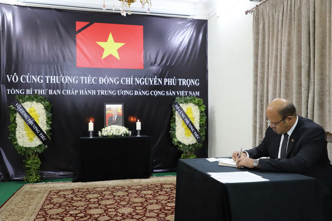Ông Abdel Aziz El Sherif, đại diện Phủ Tổng thống Ai Cập, ghi sổ tang Tổng Bí thư Nguyễn Phú Trọng. (Ảnh: Nguyễn Trường/TTXVN) ttxvn_2507_le tang ai cap (5).jpg
