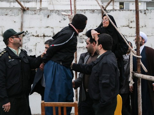 Bà mẹ Iran tha mạng sống cho kẻ giết con bằng 1 cái tát ảnh 1