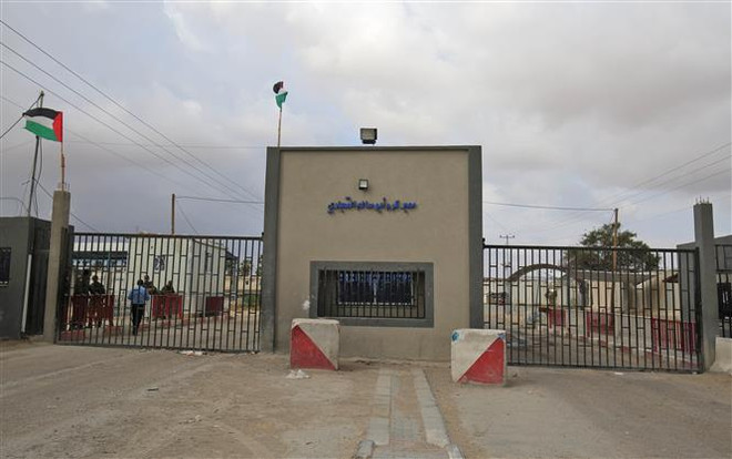 Cửa khẩu Kerem Shalom tại thị trấn Rafah, Dải Gaza. (Ảnh: AFP/TTXVN) Nhà máy điện duy nhất tại Dải Gaza sắp phải đóng cửa ảnh 1