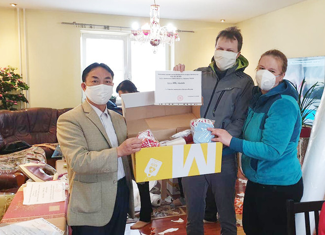 Ông Trịnh Tân (bên trái) trao tặng khẩu trang hỗ trợ chống dịch COVID-19 tại Ostrava. (Ảnh: Hồng Kỳ/Vietnam+) Một người gốc Việt được Nhà nước Cộng hòa Séc vinh danh ảnh 1