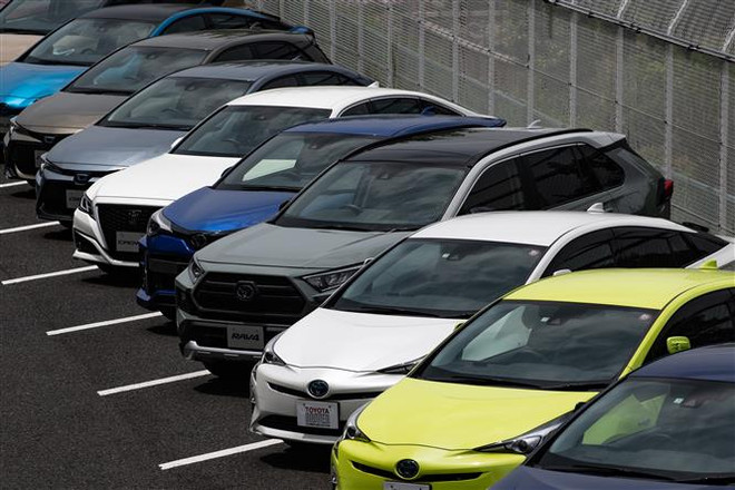 Ôtô đỗ bên ngoài một đại lý của Toyota ở Tokyo, Nhật Bản. (Ảnh: AFP/TTXVN) Sản lượng ôtô toàn cầu của Toyota tăng lần đầu tiên trong 9 tháng qua ảnh 1