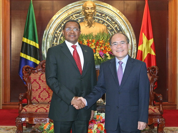 Chủ tịch Quốc hội Nguyễn Sinh Hùng hội kiến Ngài Jakaya Mirisho Kikwete, Tổng thống Cộng hòa Thống nhất Tanzania. (Ảnh: Nhan Sáng/TTXVN) Chủ tịch Quốc hội Nguyễn Sinh Hùng tiếp Tổng thống Tanzania ảnh 1