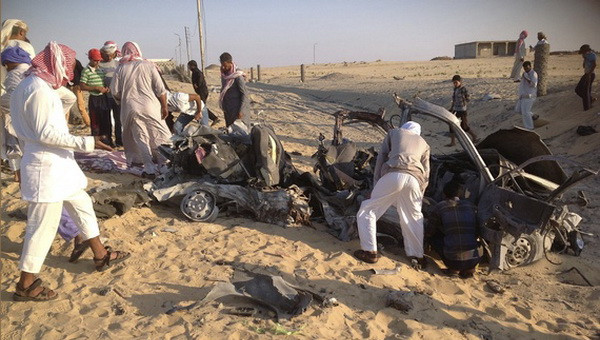 Hiện trường một vụ đánh bom xe ở Bán đảo Sinai. (Nguồn: Reuters) Việt Nam lên án các vụ tấn công khủng bố ở Bắc Bán đảo Sinai ảnh 1
